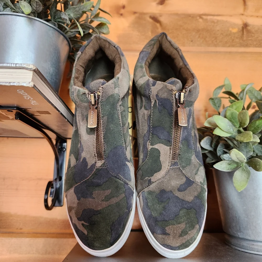 Blondo Glenda Camouflage Hidden Wedge Sneakers Waterproof Suede Leather Size 8 M